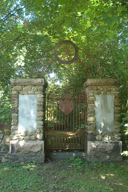 Old Stratfield Cemetery entrance